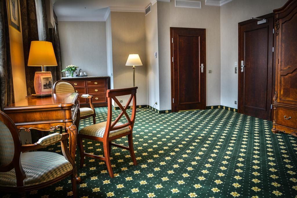 Komoda Club Residence Kalisz Zimmer foto